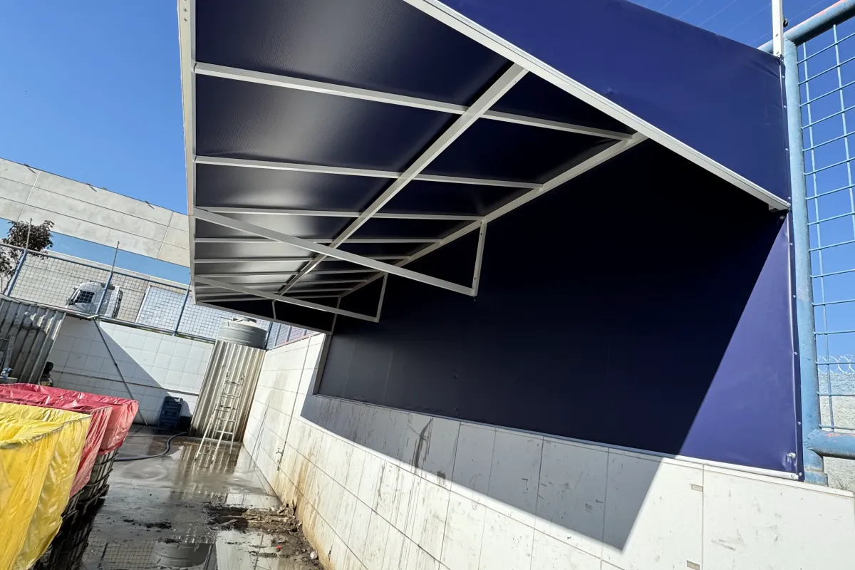 Toldo fixo em lona escura comercial